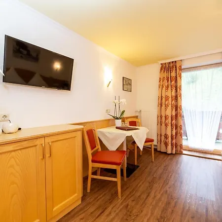 Garni Tyola Oda ve Kahvaltı