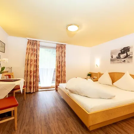 Oda ve Kahvaltı Garni Tyola 3*