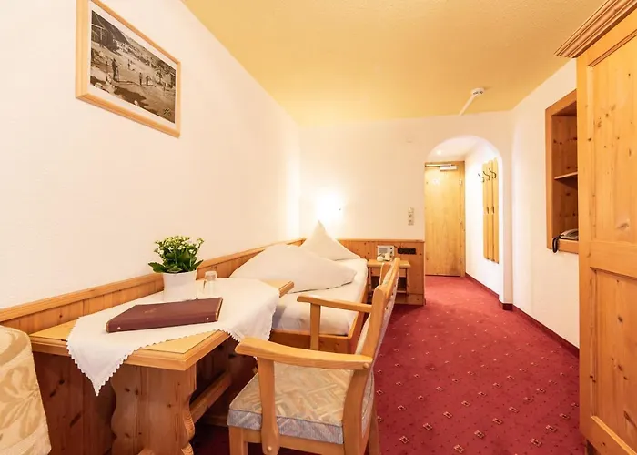 فندق مبيت وإفطار Garni Tyola 3*